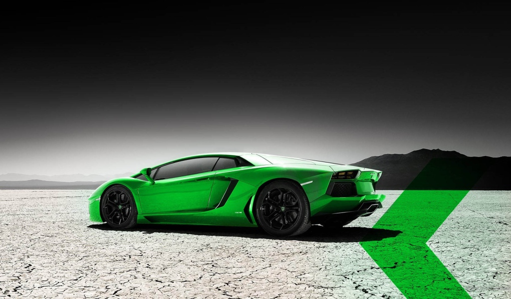 Зеленый Lamborghini на серой земле