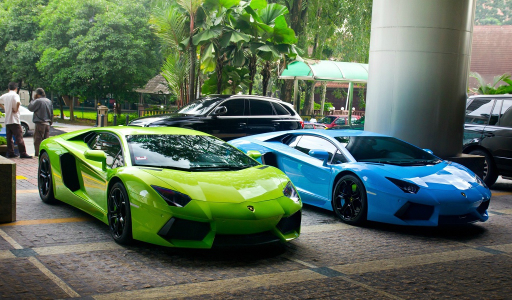 Зеленый и голубой Lamborghini Aventador LP 700-4