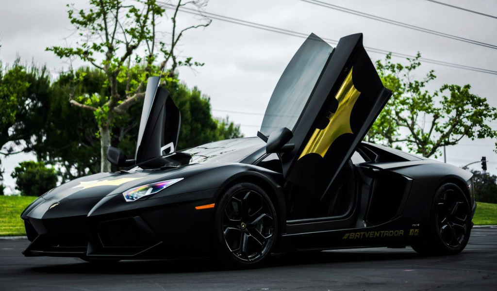 Lamborghini Aventador LP 700-4 с открытыми дверями