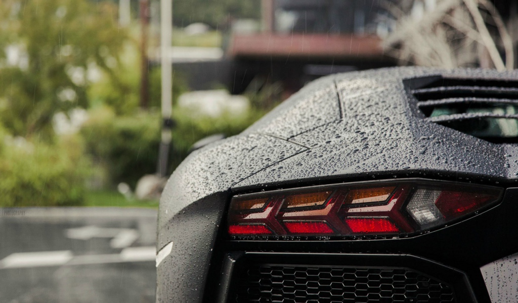Автомобиль Lamborghini Aventador под дождем