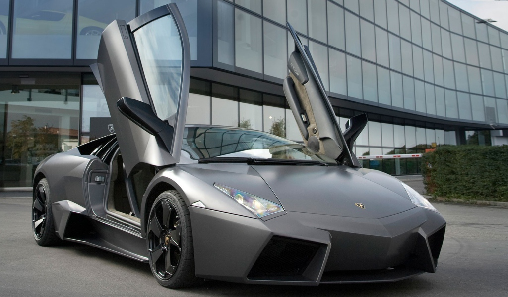 Lamborghini Reventon с открытыми дверями