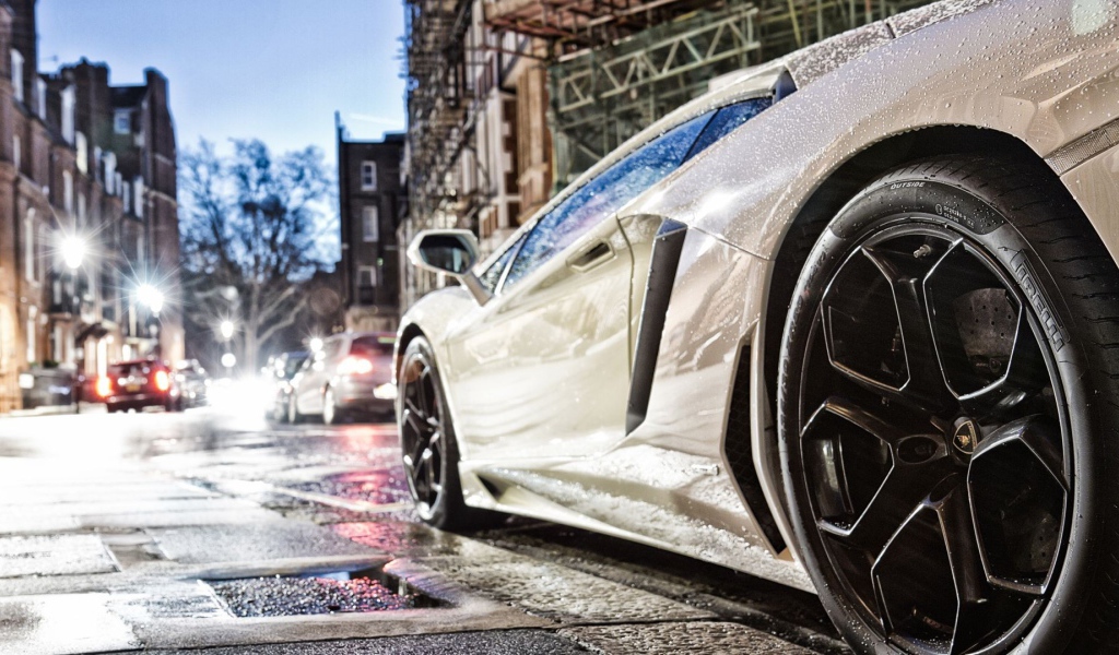 Ламборгини под дождем на городской улице