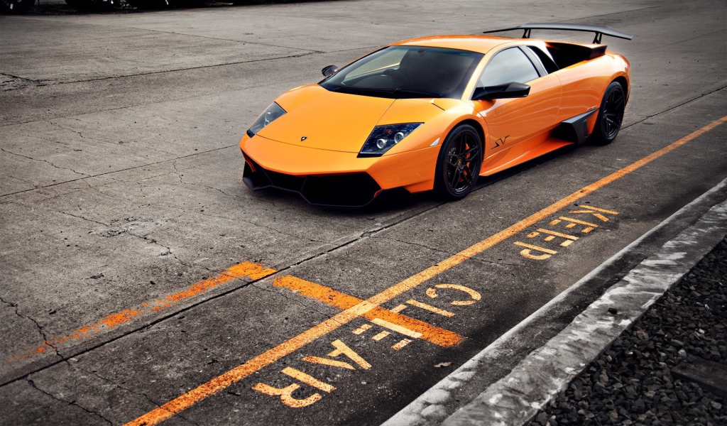 Оранжевый автомобиль Lamborghini Murcielago LP 670-4 Super Veloce