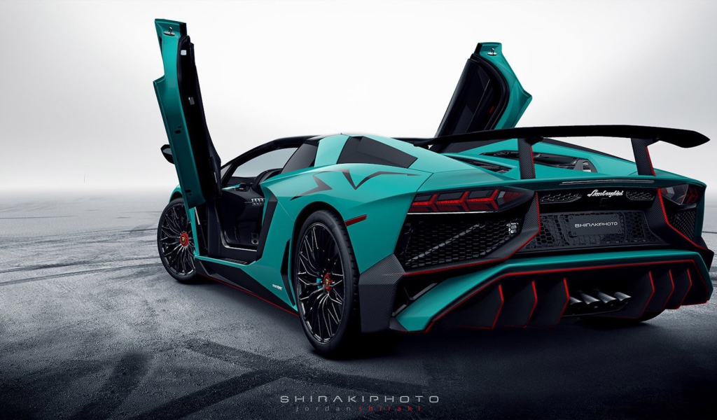 Вид сзади на светло зеленый Lamborghini Aventador