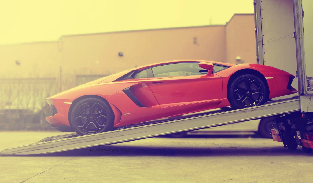 Красный Lamborghini Aventador загружается в грузовик