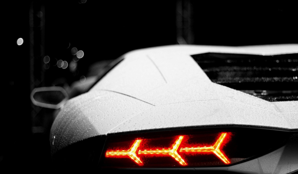Строгие формы задних огней Lamborghini