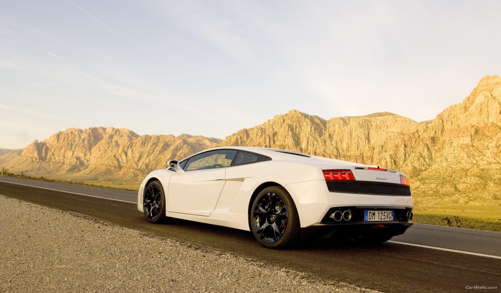 Белый Lamborghini Gallardo в Долине монументов
