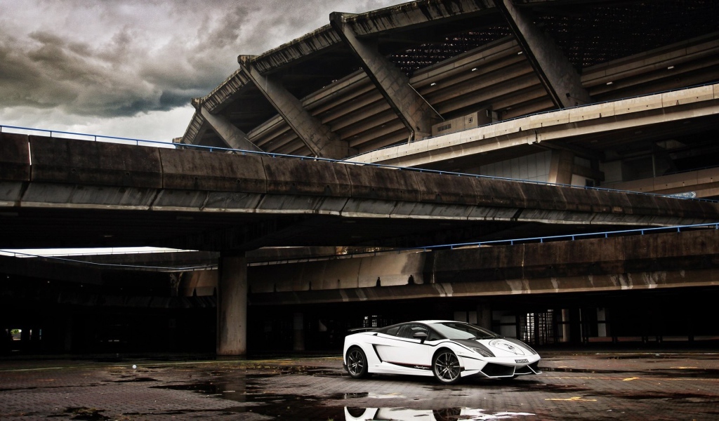 Белый Ламборгини у стадиона