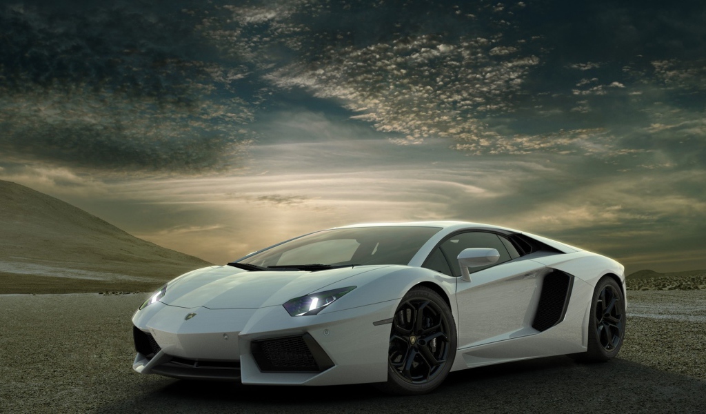 Белый Ламборгини в пустыне на фоне неба
