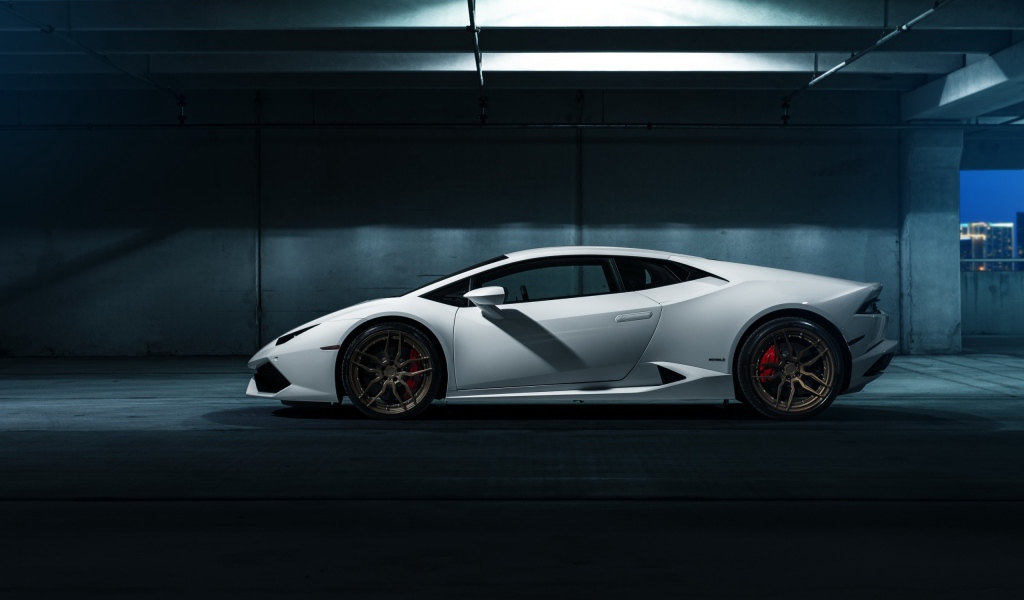 Белый Ламборгини в гараже