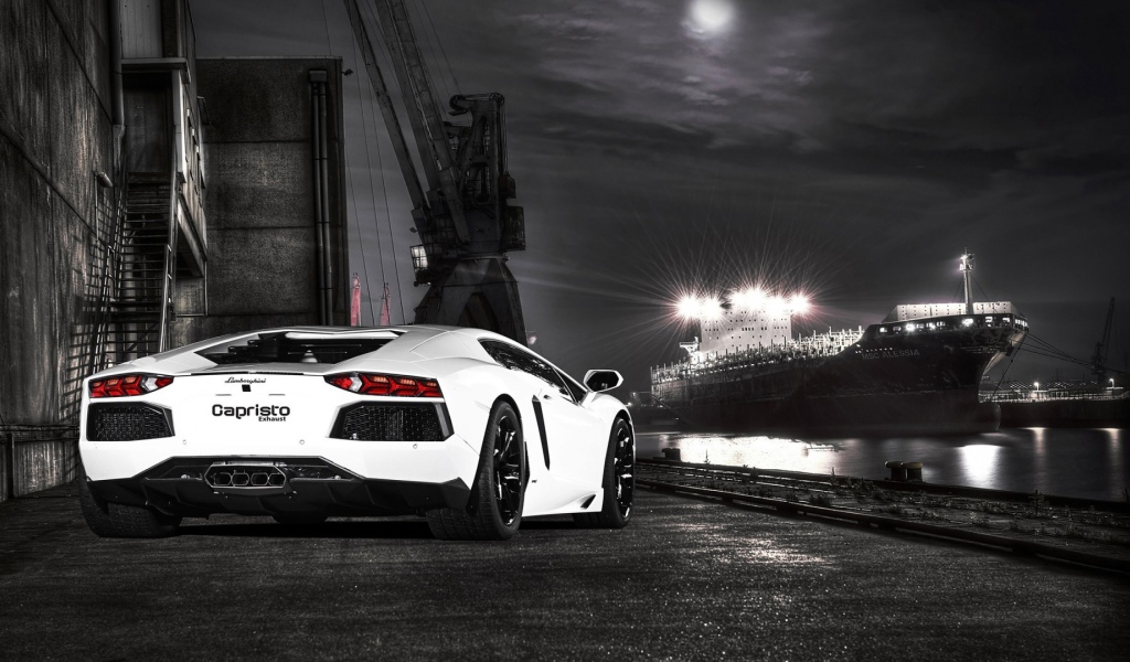 Белый Ламборгини на фоне корабля в порту
