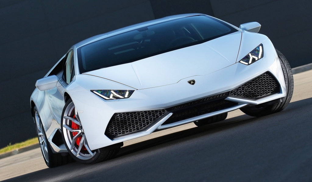 Белый автомобиль Lamborghini Huracan
