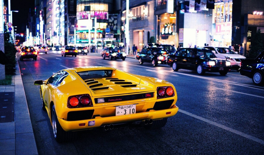 Желтый Ламборигини Diablo в Японии
