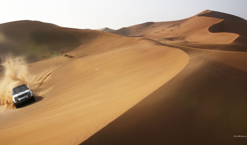 Land Rover DC100 покоряет пустыню