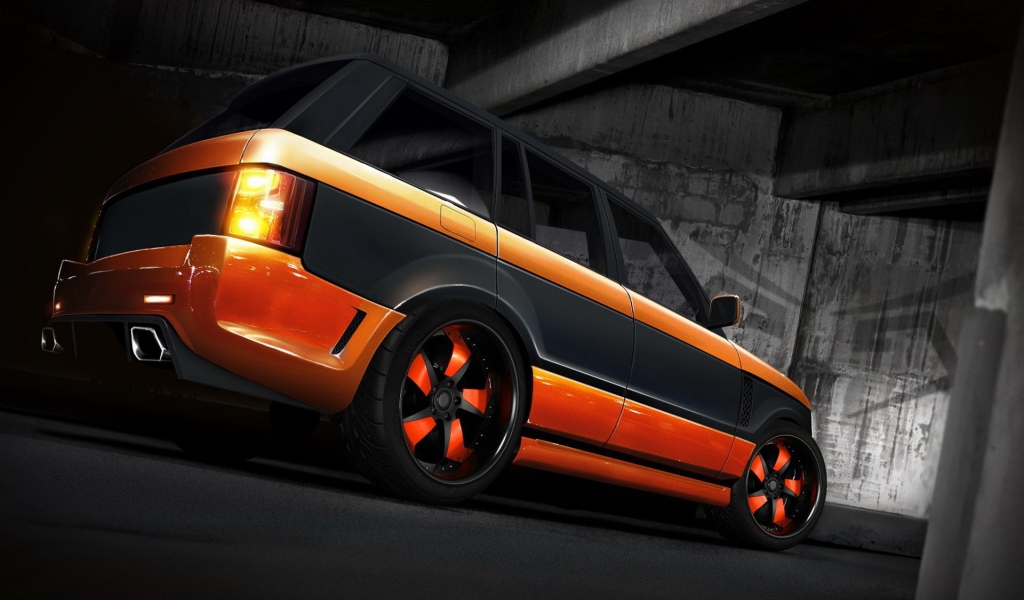 Оранжевый Land Rover с черной полосой