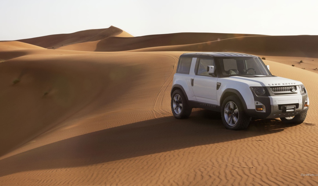 Белый Land Rover в пустыне