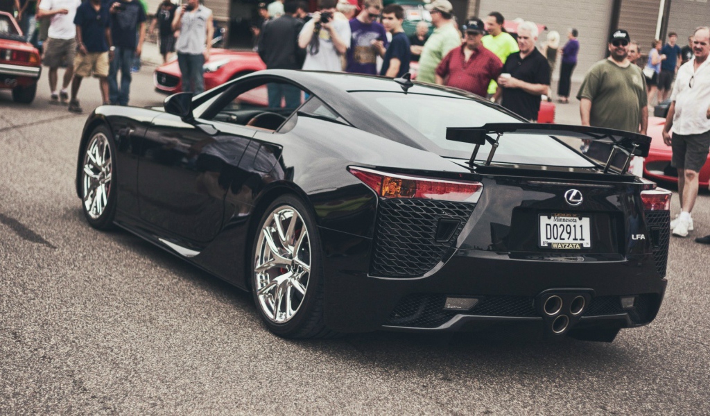 Черный автомобиль Lexus LFA