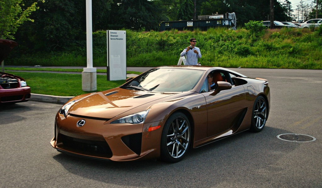 Коричневый автомобиль Lexus LFA