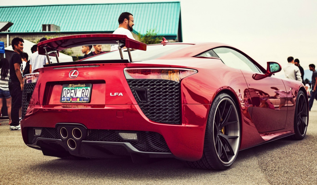 Красный Lexus LFA
