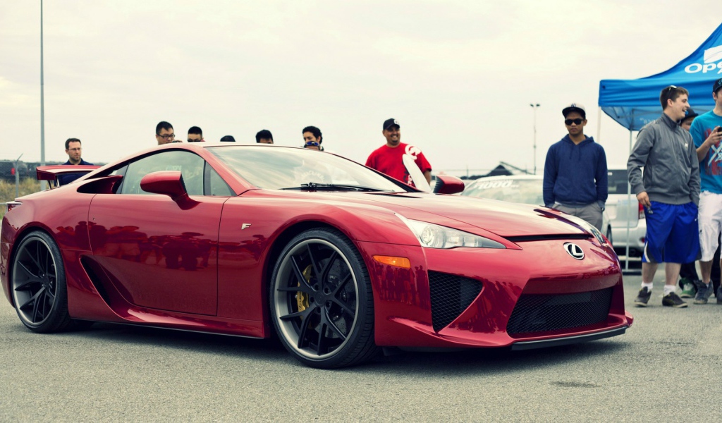 Красный автомобиль Lexus LFA
