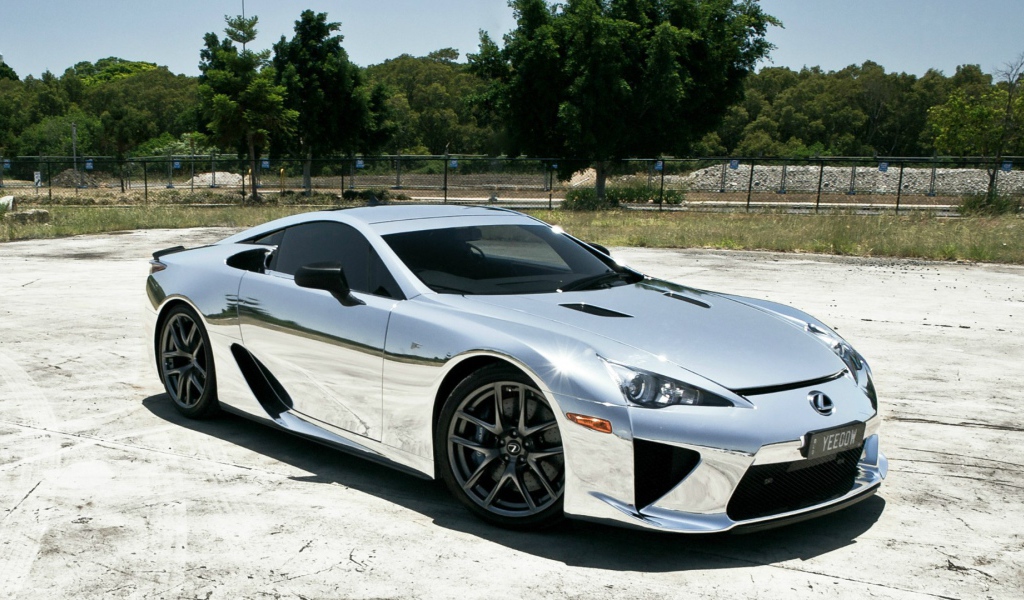 Серебристый автомобиль Lexus LFA