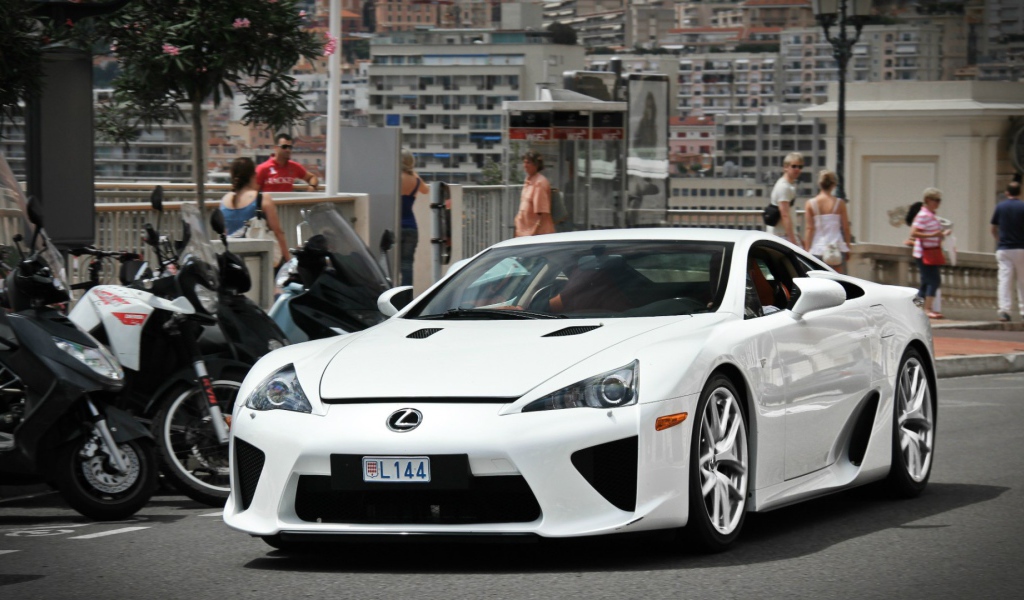 Белый автомобиль Lexus LFA