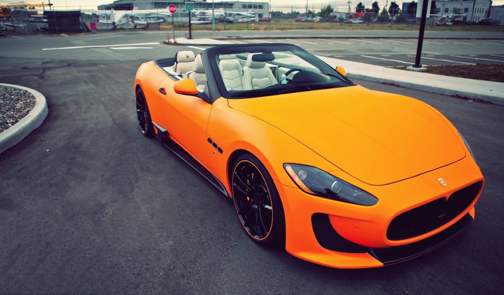 Красивый оранжевый кабриолет Maserati