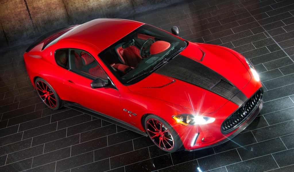 Красивый красный автомобиль Maserati