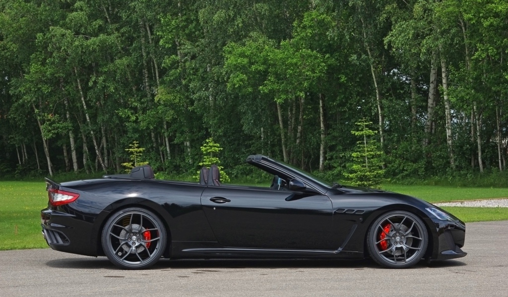 Черный кабриолет Maserati на фоне леса