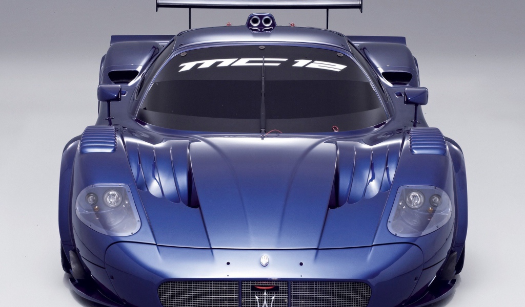 Голубой спортивный Maserati