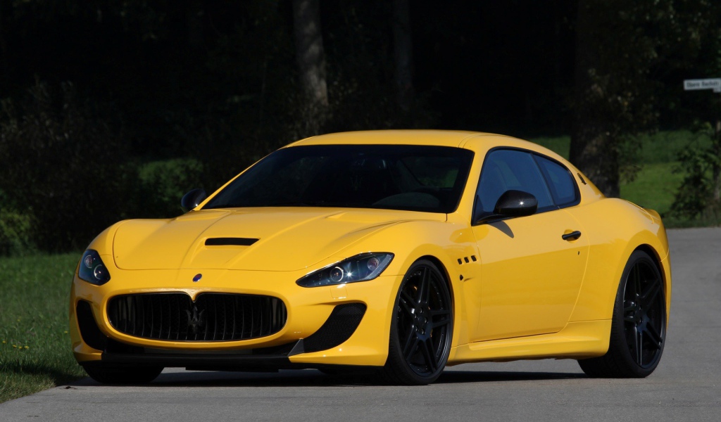 Вид спереди на желтый Maserati