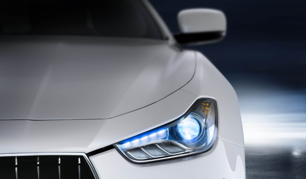 Передняя фара авто Maserati