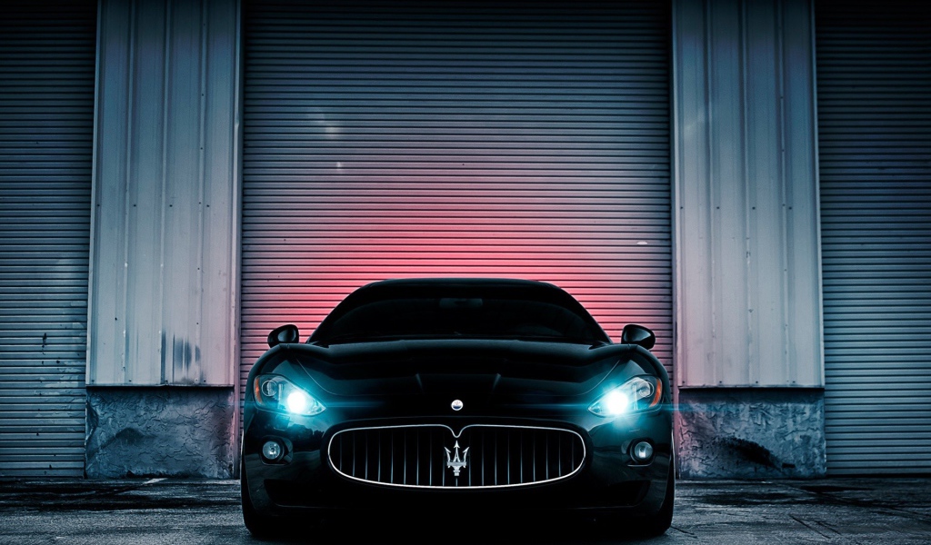 Неоновые фары черного Maserati