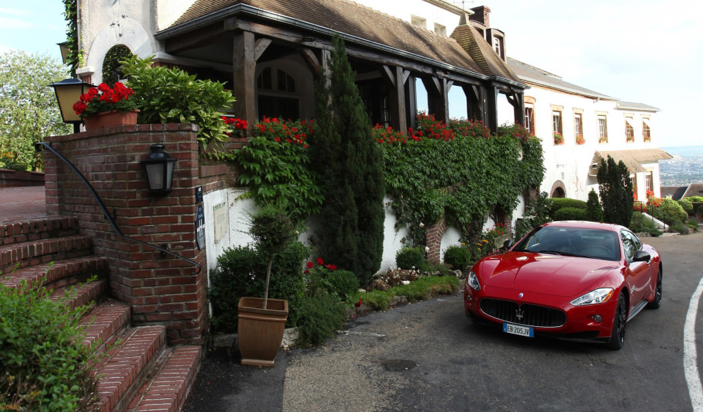 Красный Maserati у загородной виллы