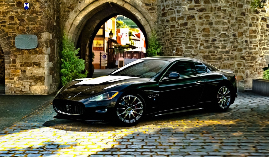 Стильный черный автомобиль Maserati