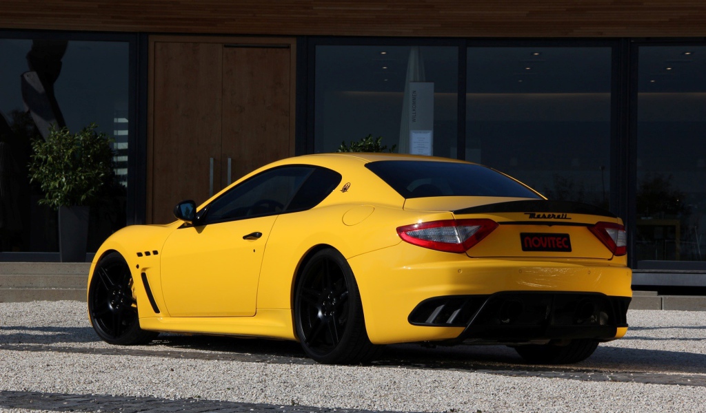 Желтый Maserati, вид сзади