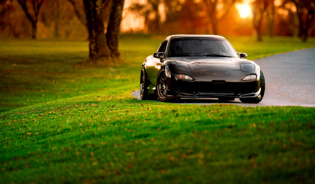 Черная Mazda RX-7 на обочине