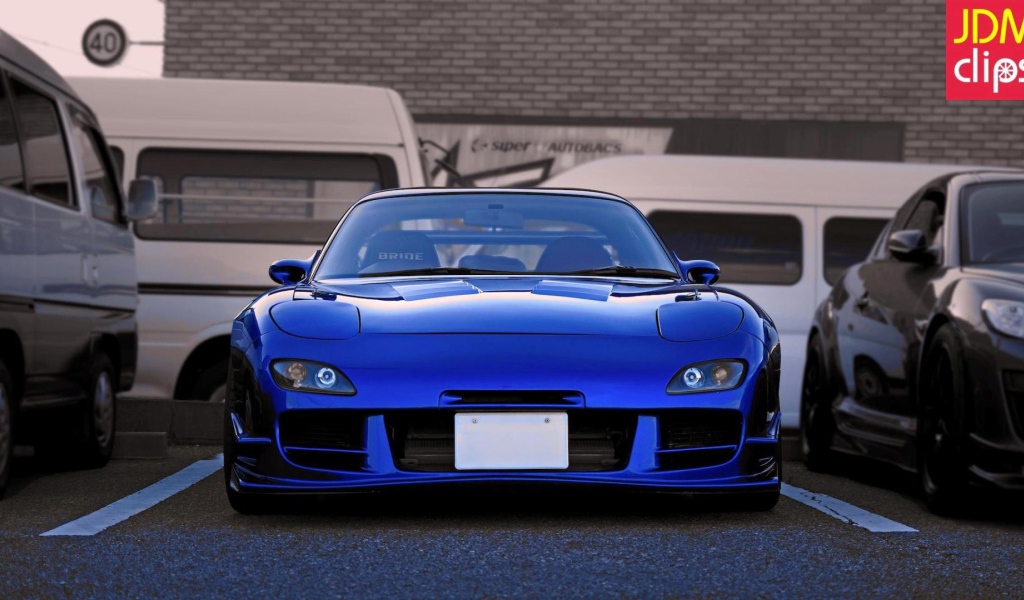 Голубая Mazda RX-7 на парковке