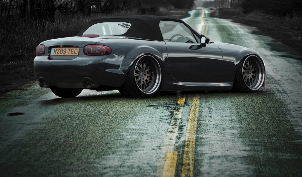 Автомобиль Mazda MX-5 стоит поперек шоссе