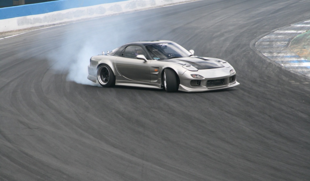 Дрифт серебристой Mazda RX-7