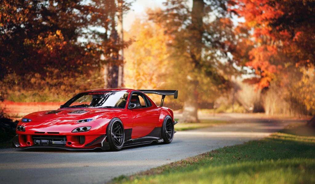 Красная Mazda RX-7