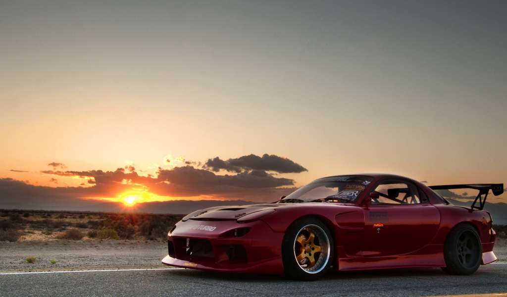 Красная Mazda RX-7 на фоне заката