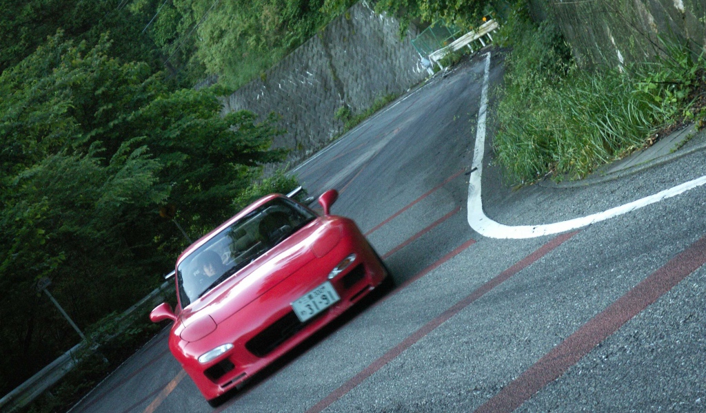 Красная Mazda RX-7 на гоночном треке