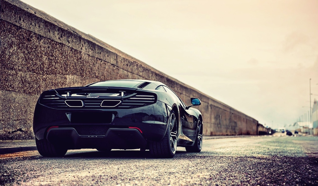 Черный McLaren MP4-12C у стены