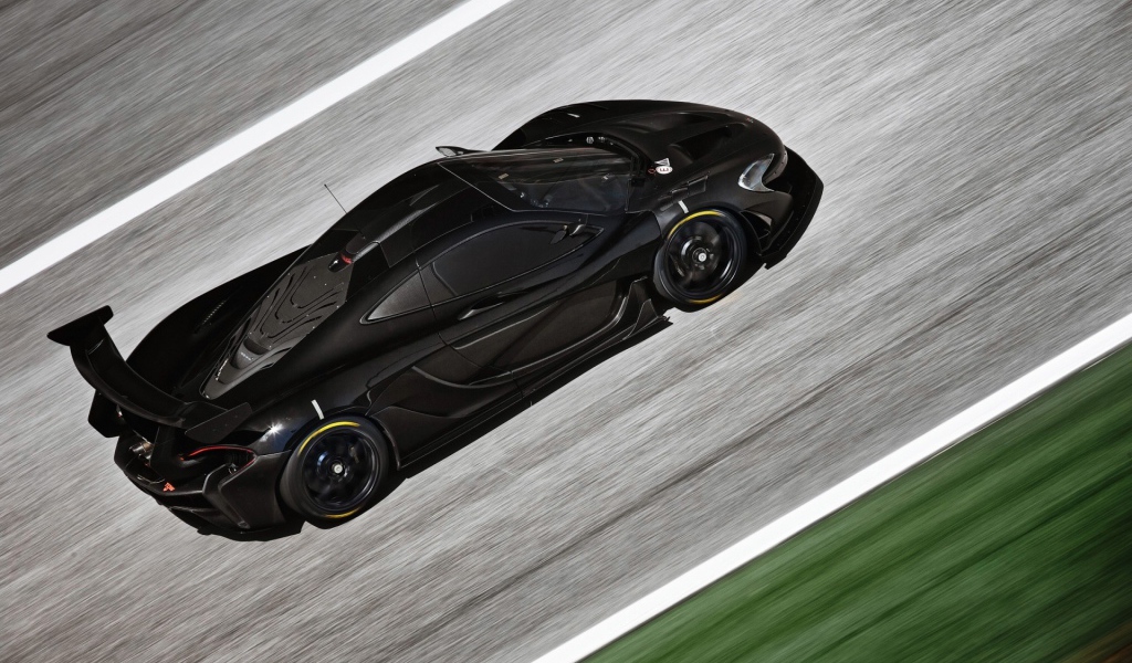 Черный McLaren P1 на сером шоссе