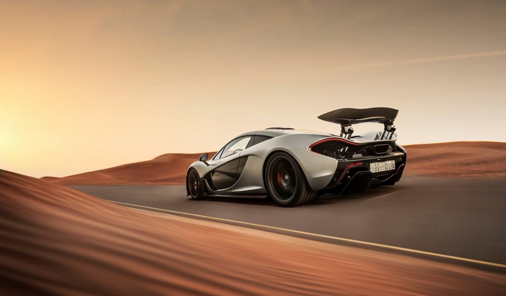 Серый McLaren P1 на шоссе в пустыне