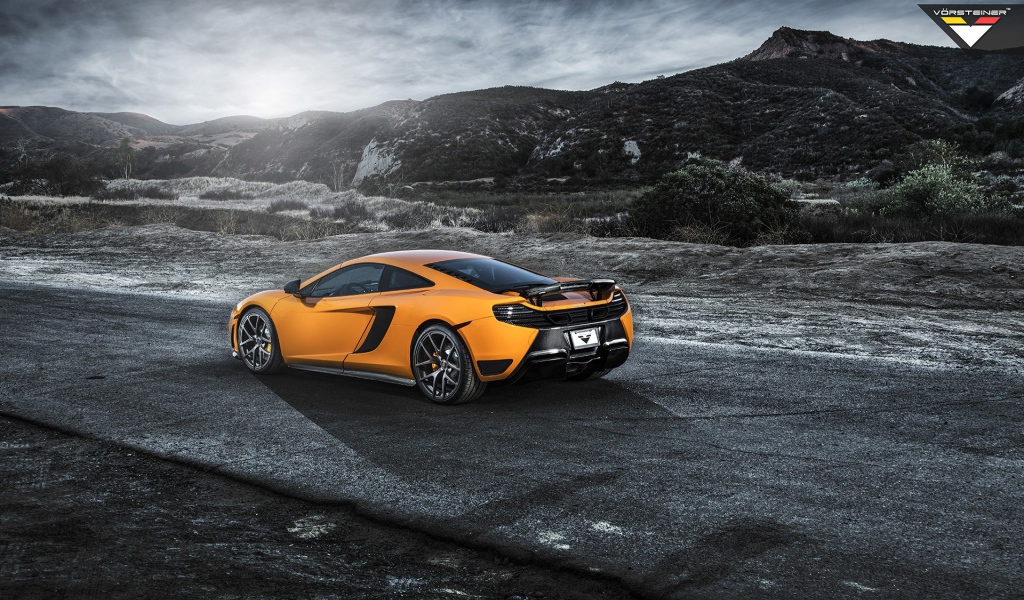 Оранжевый McLaren MP4-12C за городом