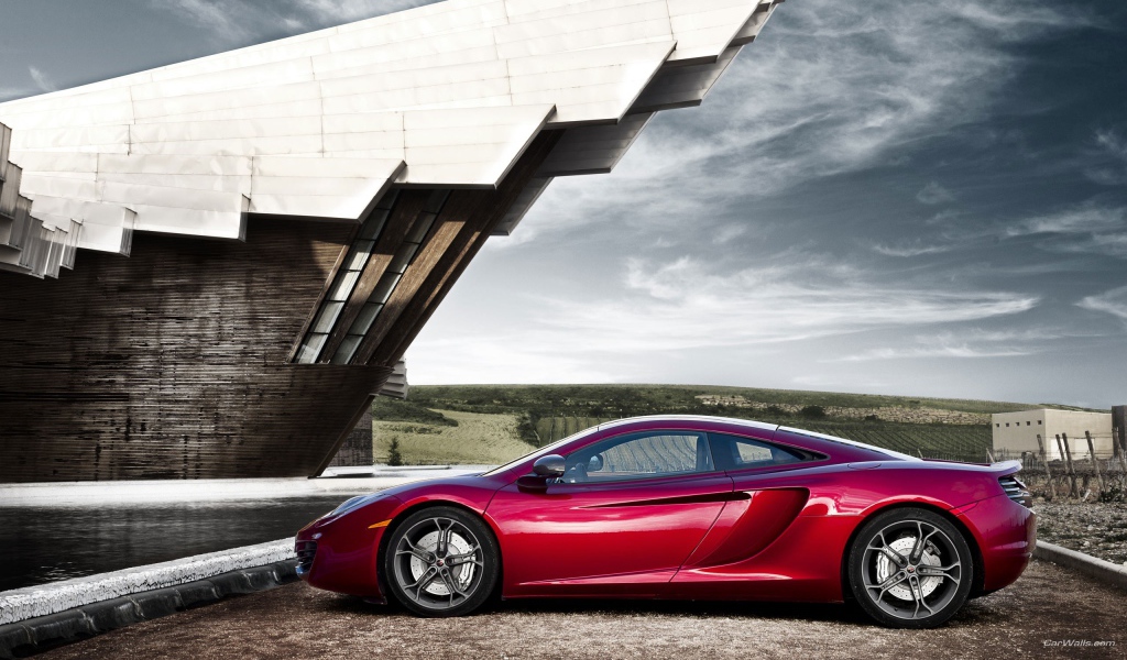 Спортивный McLaren MP4-12C у здания