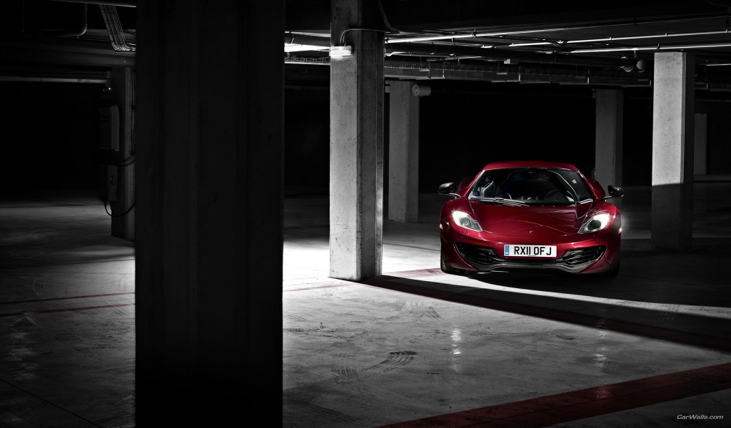 Красный McLaren MP4-12C на подземной парковке