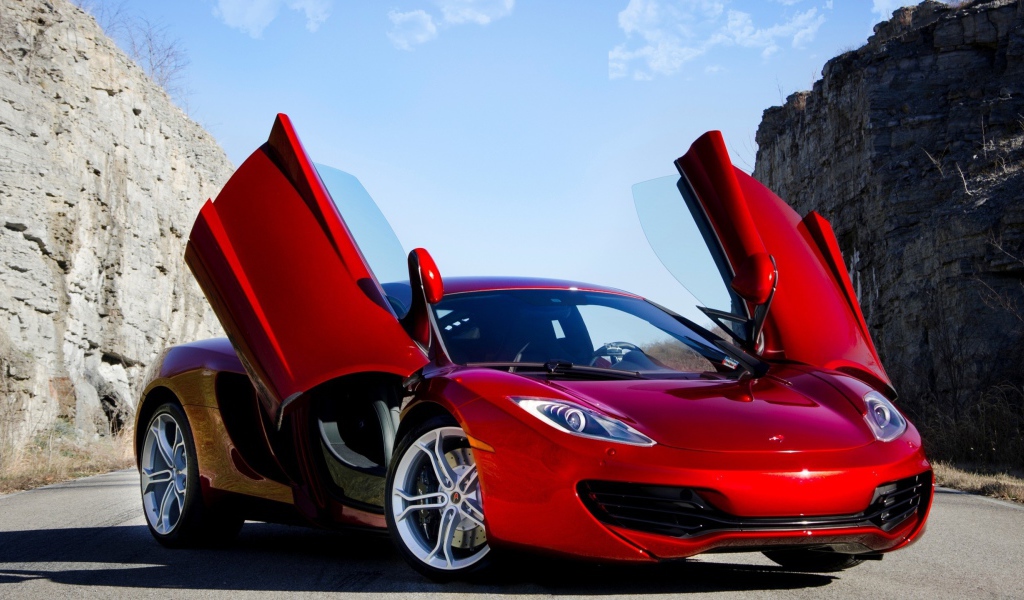 Красный McLaren MP4-12C с открытыми дверями